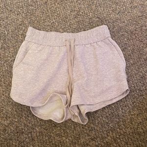 h&m cream shorts